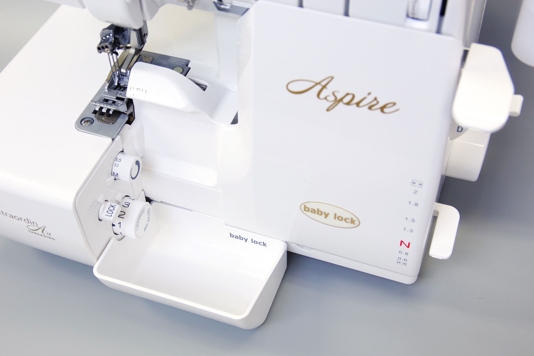 overlock a coverlock Babylock Aspire BLES5 + sada nití -6