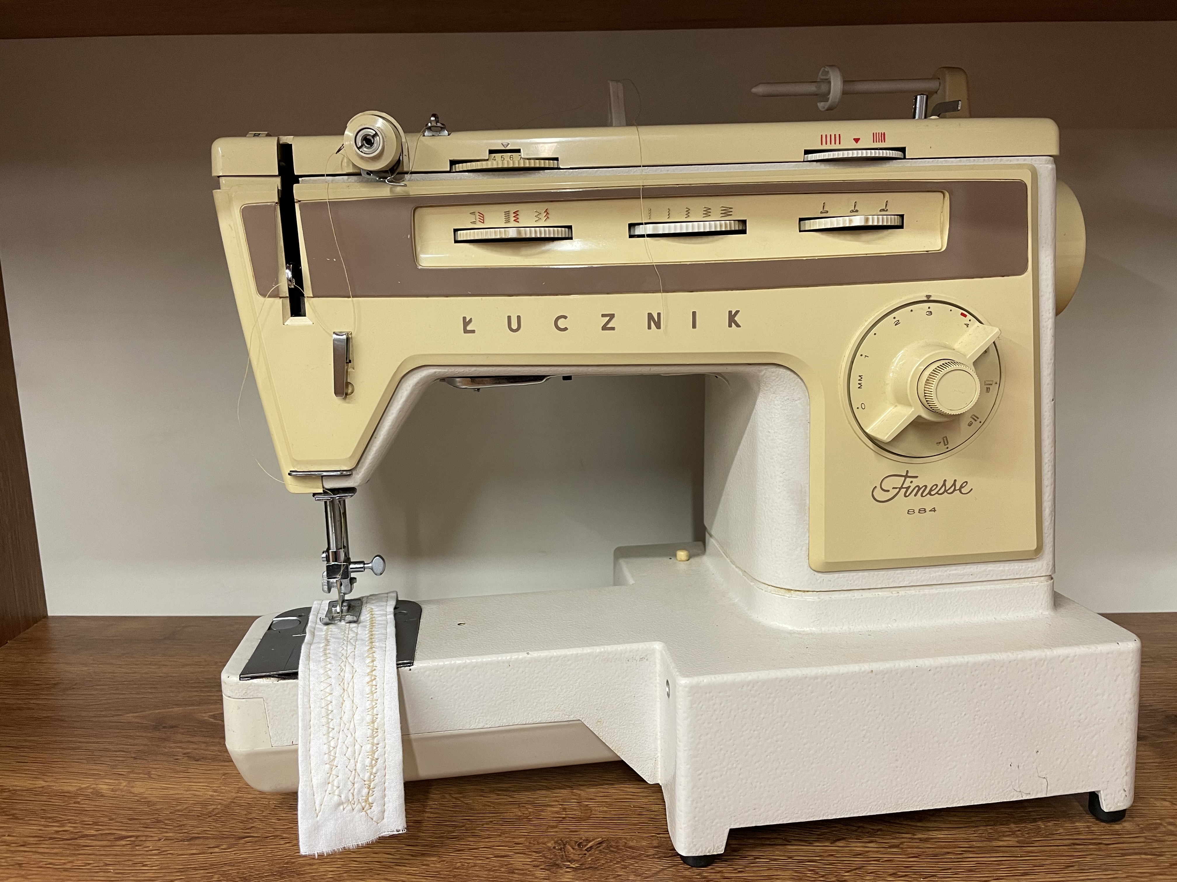 repasovaný šicí stroj Lucznik 884 Finesse-1