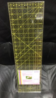 patchworkové pravítko 6,5x24 palců žluté popisky